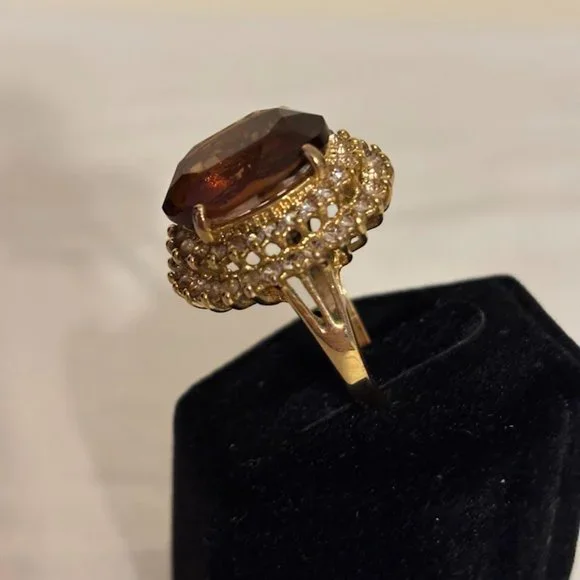 Beautiful Brown Color Ring with Crystals in Gold Tone Setting - size 9.5 - Picture 12 of 16